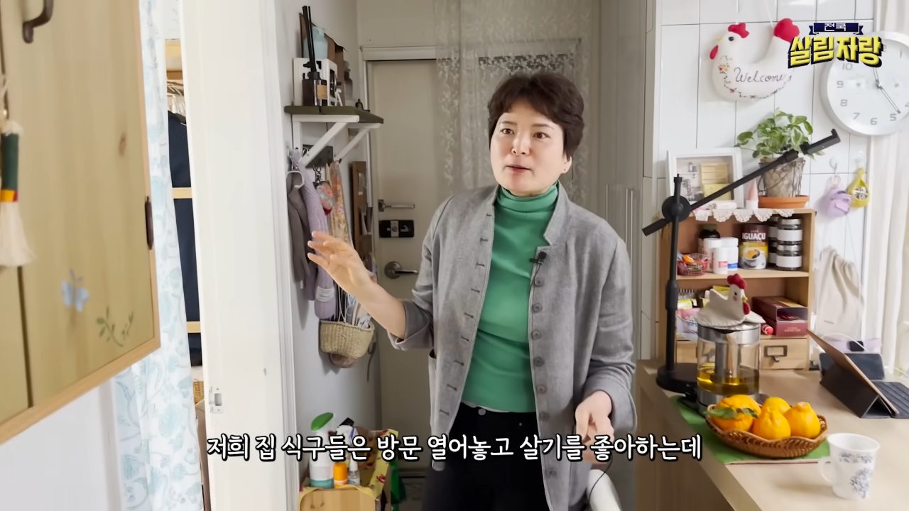 문 대신 커튼봉 + 얇은 커튼 — 전국살림자랑 ep.1 15:41 장면