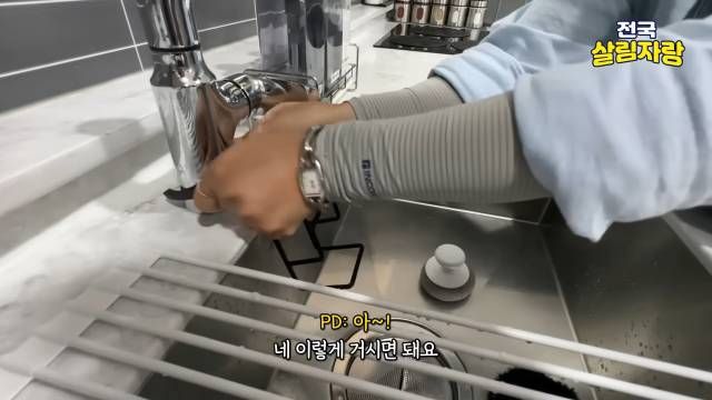 녹슨 수세미 거치대 대신 오늘의집 싱크 걸이 — 앞 편 출연자 따라 하기 — 전국살림자랑 ep.10 5:34 장면