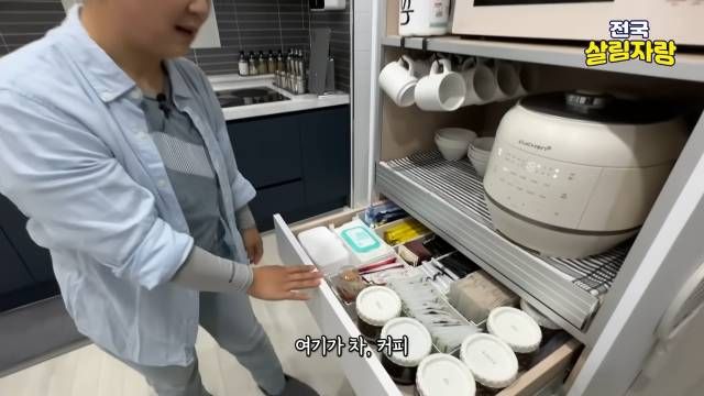 정수기 옆 ‘차·간식·약’ 장 — 꿀차·믹스커피·박카스까지 한곳에 — 전국살림자랑 ep.10 7:11 장면