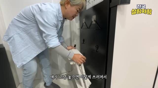 쓰러지는 발판 의자는 고무줄 + 다이소 자석으로 냉장고 옆에 고정 — 전국살림자랑 ep.10 8:10 장면