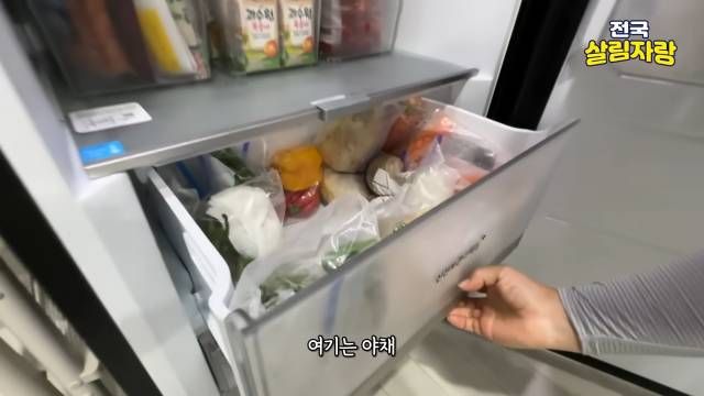 야채·과일은 고무줄로 묶어 부피 줄이기, 담근 것은 다이소 통에 — 전국살림자랑 ep.10 9:03 장면