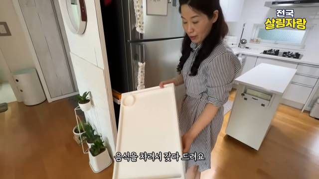 베드테이블은 벽에 고리 두 개 달아 걸어 두기 — 전국살림자랑 ep.11 2:16 장면