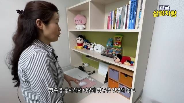 대학생 딸 방 — 화장대 아래를 잘라 의자가 들어가게, 뜨개 덮개로 마감 — 전국살림자랑 ep.11 13:20 장면