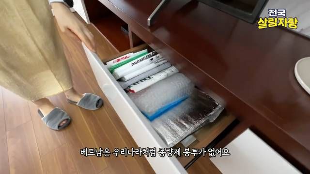 종량제 봉투가 없어서 — 장 봐 온 비닐을 차곡차곡 모은다 — 전국살림자랑 ep.12 8:05 장면