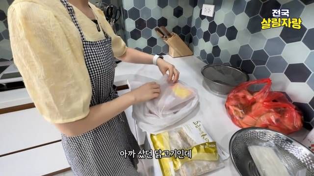 닭봉은 세 번 씻고, 기름기 많은 부분은 잘라 낸다 — 전국살림자랑 ep.12 15:21 장면