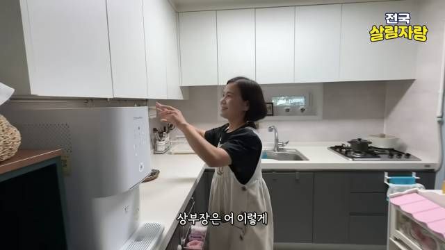 상부장 한 칸은 유리그릇만 — 재질끼리 모으면 눈이 편하다 — 전국살림자랑 ep.13 1:12 장면