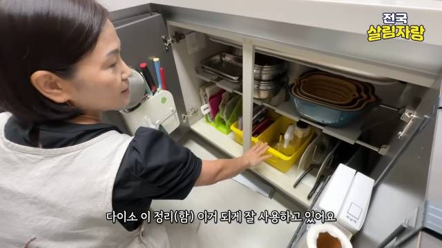 책꽂이를 하부장 안에 넣어 — 납작한 것을 세워서 — 전국살림자랑 ep.13 2:10 장면