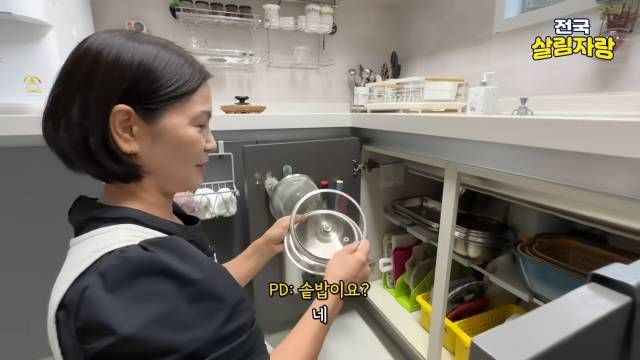 솥밥을 좋아해서 — 누룽지는 칼로 살살 긁어낸다 — 전국살림자랑 ep.13 2:18 장면
