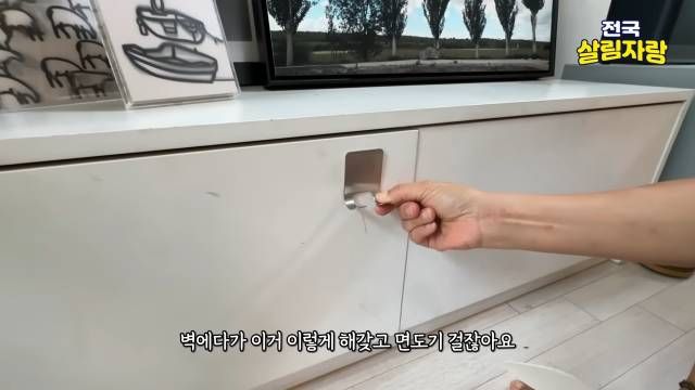 면도기 걸이를 벽에 붙여 밥주걱을 건다 — 전국살림자랑 ep.14 10:38 장면