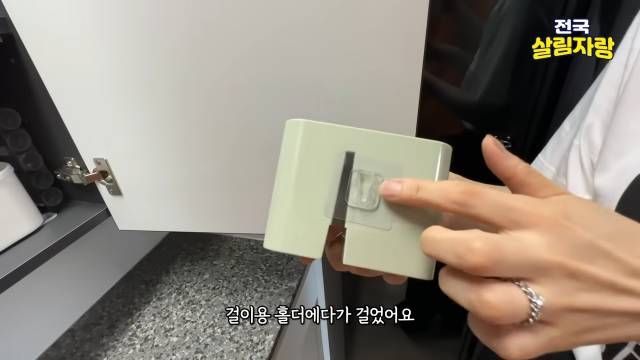 걸이용 홀더에 면봉과 화장솜을 걸어 바로 보이게 — 전국살림자랑 ep.15 14:58 장면