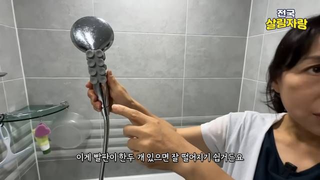 빨판이 잘게 나뉜 걸이는 울퉁불퉁한 타일에도 붙습니다 — 전국살림자랑 ep.17 6:07 장면