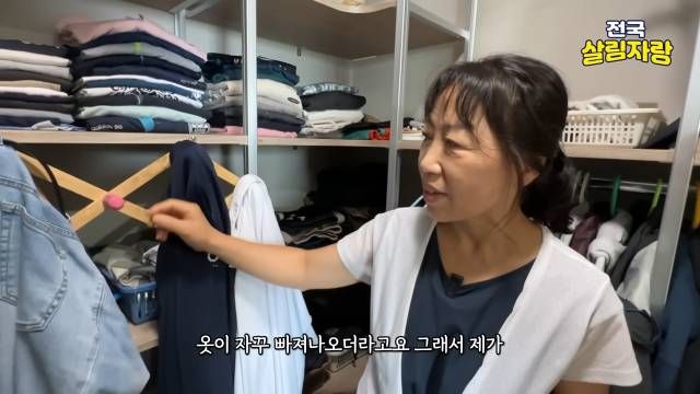 다 쓴 고무장갑을 잘라 끼우면 옷이 삐져나오지 않습니다 — 전국살림자랑 ep.17 8:31 장면