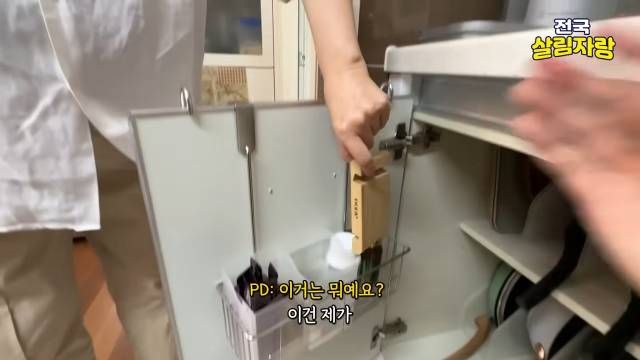설거지할 때 쓰는 2천 원짜리 휴대폰 거치대 — 전국살림자랑 ep.18 4:41 장면