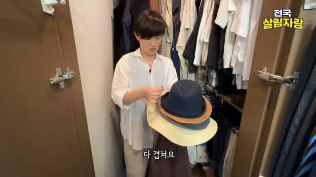 여러 벌을 겹쳐 고리 하나에 걸어 여백을 남깁니다 — 전국살림자랑 ep.18 18:27 장면