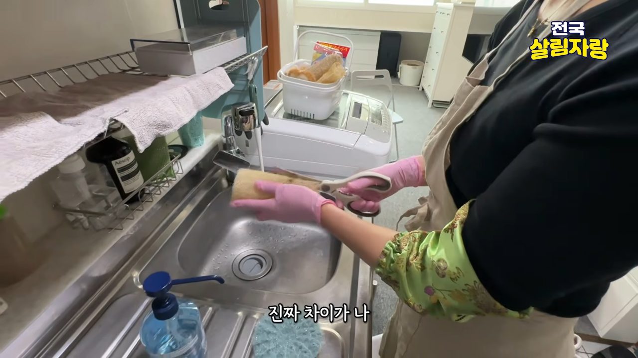 토깽이 아줌마의 수세미 꿀팁 ① 한국산 천연 수세미를 잘라 쓴다 — 전국살림자랑 ep.2 8:59 장면