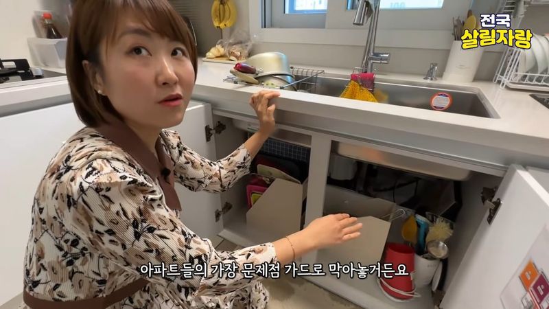 가스 배관 가드로 막힌 칸엔 책꽂이로 쟁반 세우기