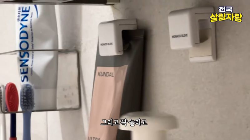치약 걸이는 세 식구 딱 3개, 비누는 자석 홀더에 ‘꽂는다’