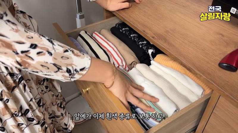 옷은 세로 수납 + 색 그라데이션: 앞은 흰색, 뒤로 갈수록 어두운색