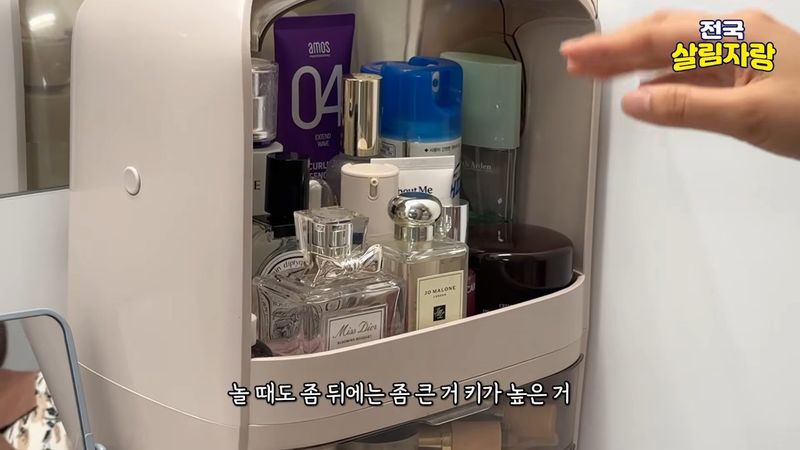 옷장 안에 넣으면 먼지가 안 낀다 — 뒤엔 키 큰 것, 앞엔 작은 것