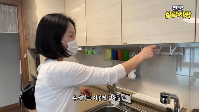 붙이는 후크에 고무장갑 걸어 물 빼기