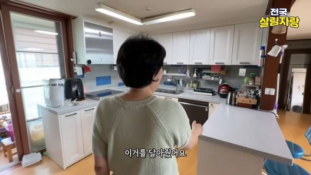 무선 스위치를 손 닿는 곳에 — 뒤에서 손 넣기 불편한 자리에 달기 — 전국살림자랑 ep.5 12:33 장면