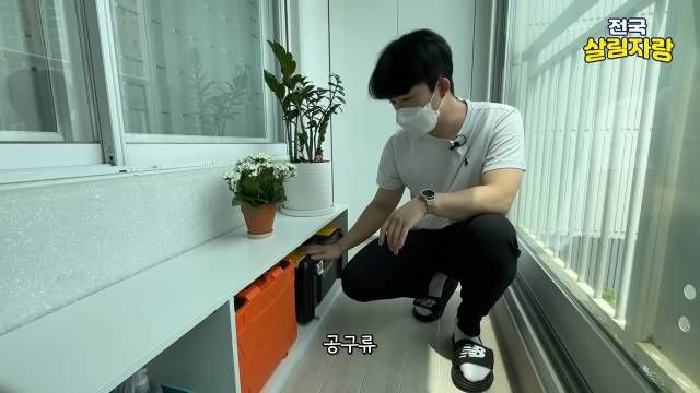 앞 발코니는 장비·청소용품 창고, 물 빠지는 캐리어에 세제 세팅 — 전국살림자랑 ep.6 3:03 장면