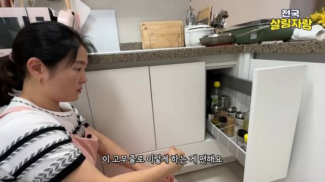 냉장고 문 쪽은 고무줄로 감아 잡아 준다 — 전국살림자랑 ep.8 5:41 장면