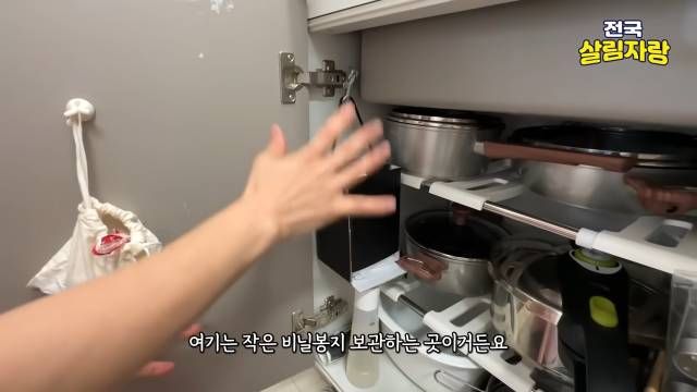 작은 비닐봉지는 상자를 밑에 붙여 ‘쑤셔 넣고 밑에서 뽑기’ — 전국살림자랑 ep.8 8:41 장면