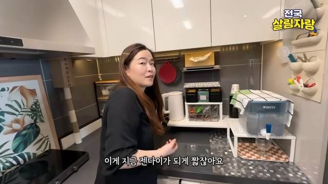 짧은 젠다이 위엔 자취 때 거실장 중간 칸을 떼어 양면테이프로